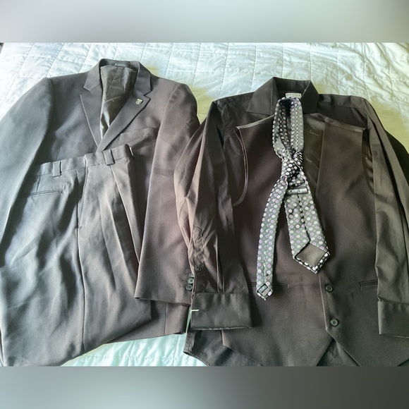 Men's 4-piece suit size 33L Stacy Adam’s black